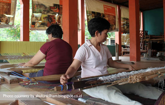 Warga Desa Muara Penimbung melakukan aktifitas tenun Songket