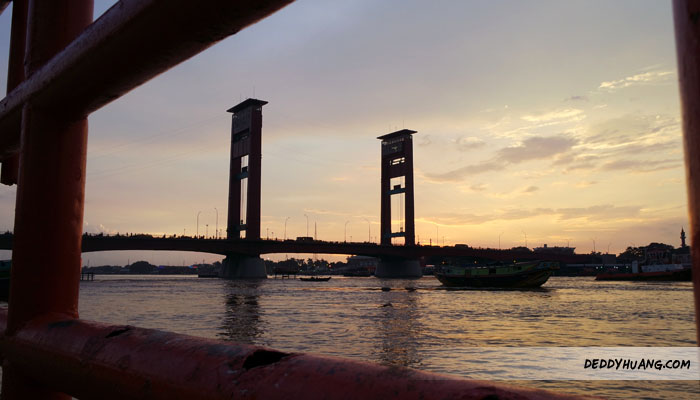 Menikmati sunset di pinggir Sungai Musi