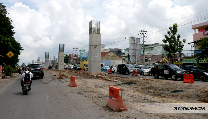 Ruas jalan yang dipersempit untuk konstruksi LRT Palembang