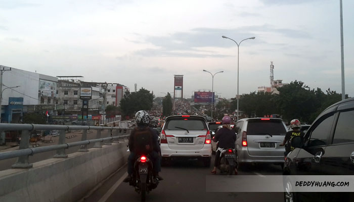 Kemacetan di atas flyover Jakabaring. Bersabar untuk Palembang Pacak!