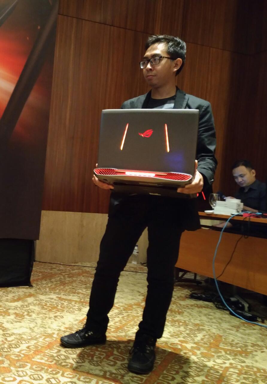 Minta bantuan Mas Jose buat anter-anteran mahar Asus ROG G752VS. Sumber : BLUS Community