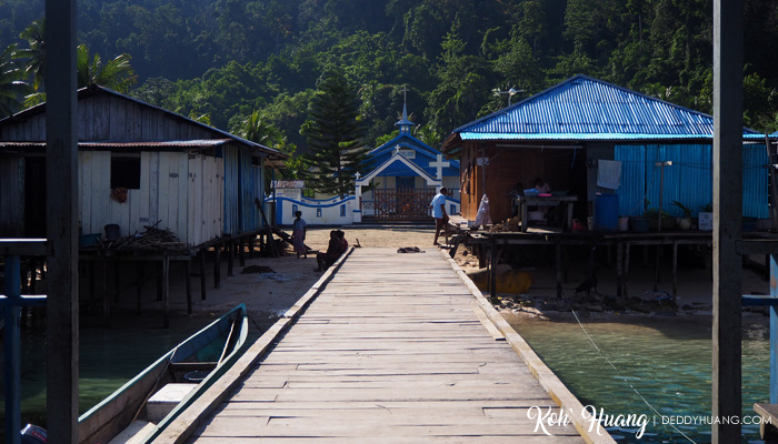 Gerbang masuk ke Desa Selpele, Raja Ampat