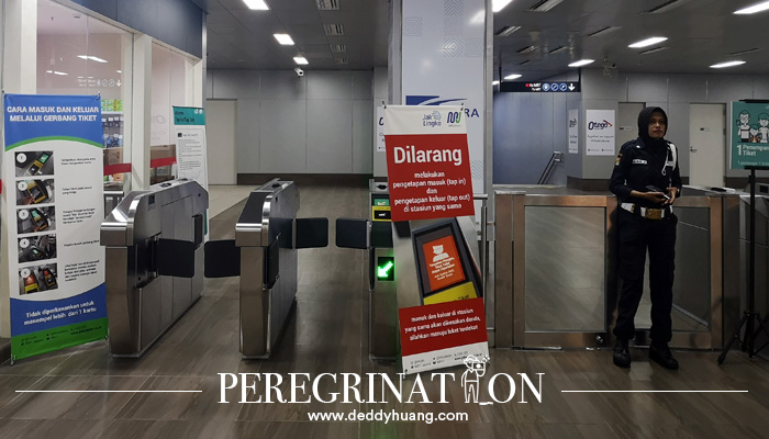 Menuju peron masuk MRT