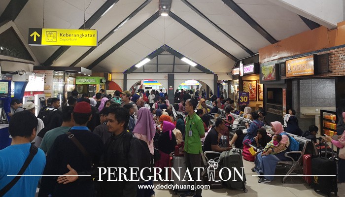 counter self check in stasiun kota bandung