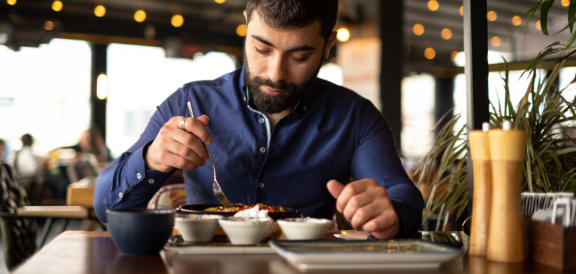 makan sendirian di restoran