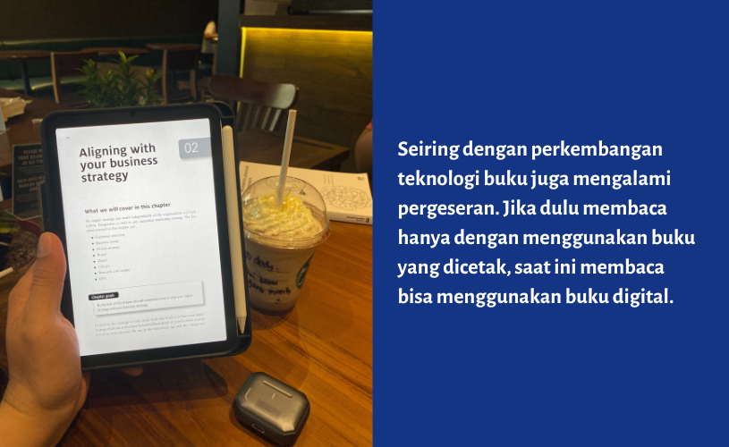 membaca buku digital