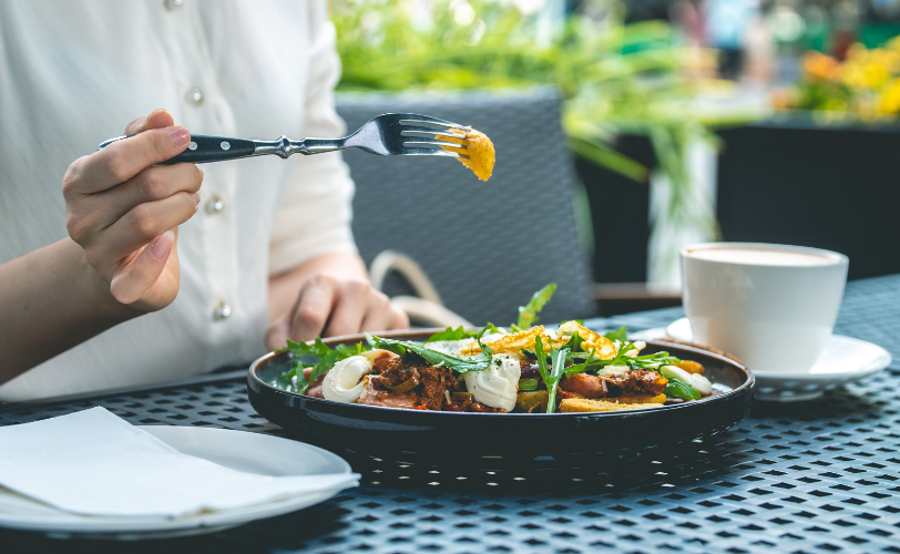 menyantap makanan di restoran