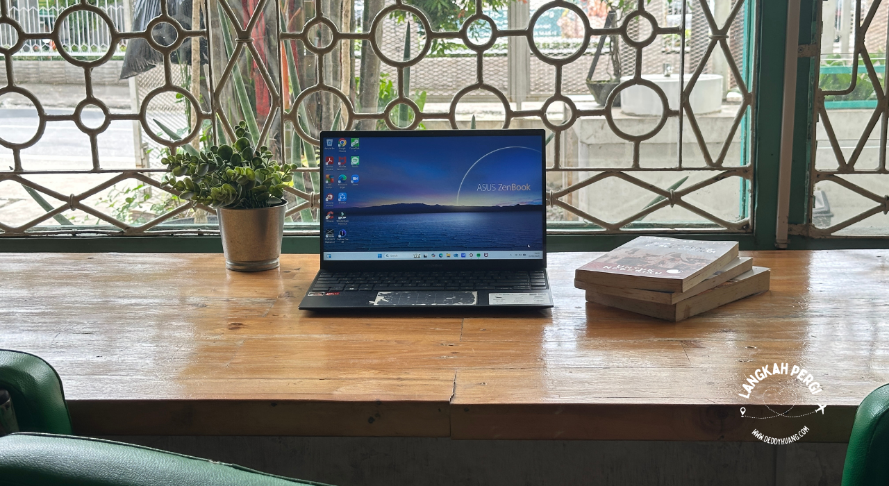 Laptop ASUS Vivobook S14 digunakan freelancer untuk bekerja dari coffee shop dengan suasana nyaman.