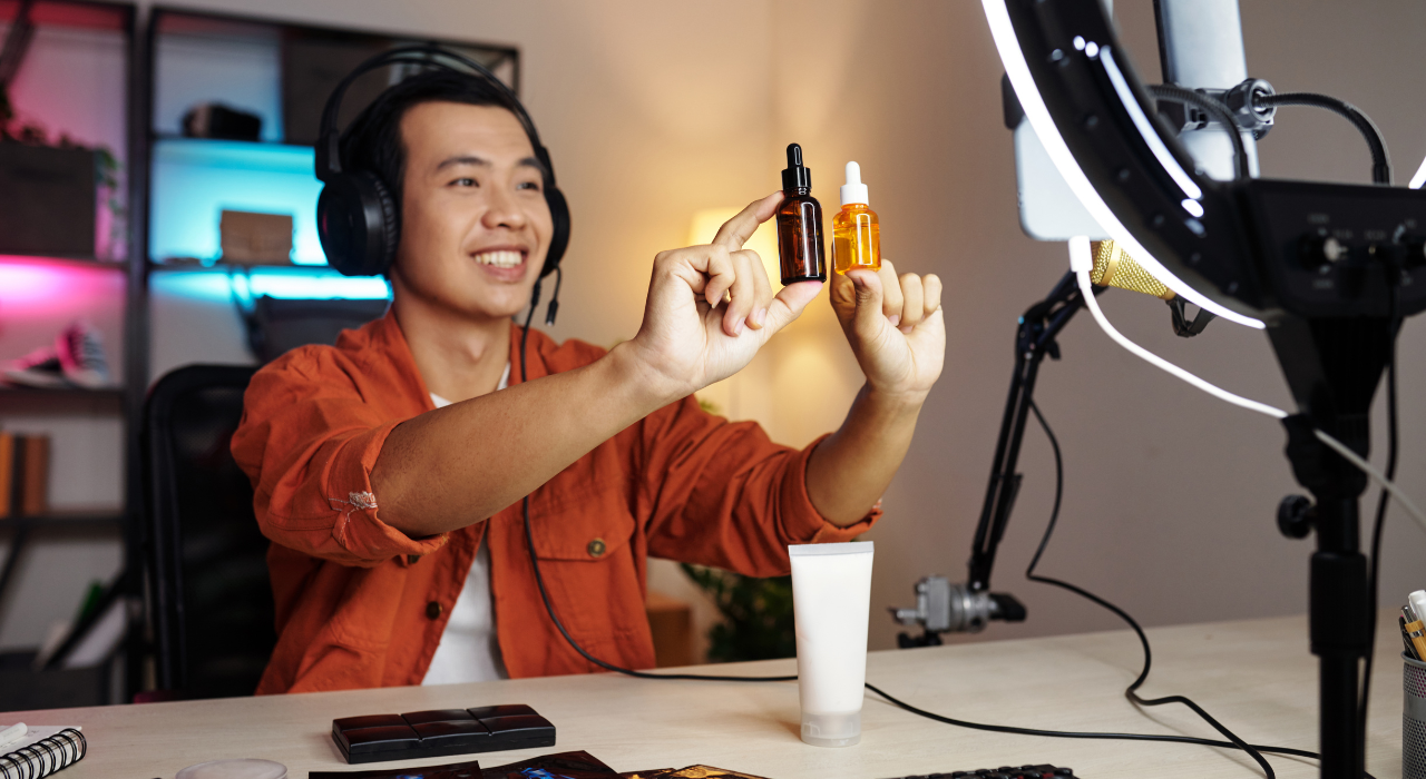 Content creator menunjukkan produk untuk campaign, setelah membuat rate card di KOL.ID