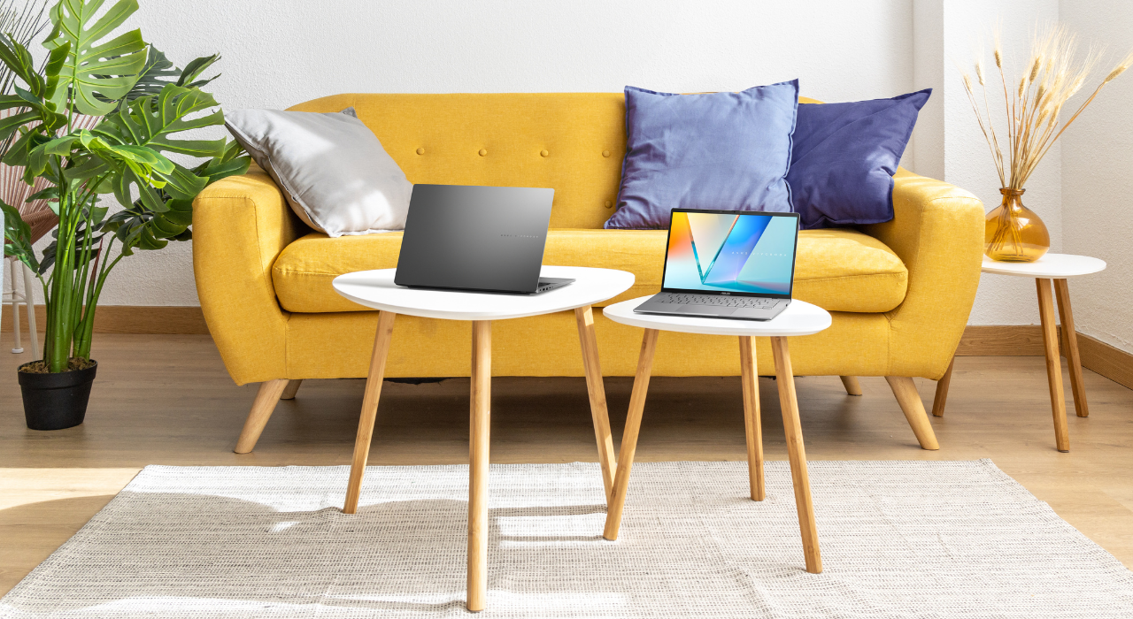 Dua laptop ASUS Vivobook S14 dan S15 tampil di ruang kerja bergaya minimalis dengan sofa kuning, menekankan desain ringan dan stylish yang cocok untuk freelancer masa kini.