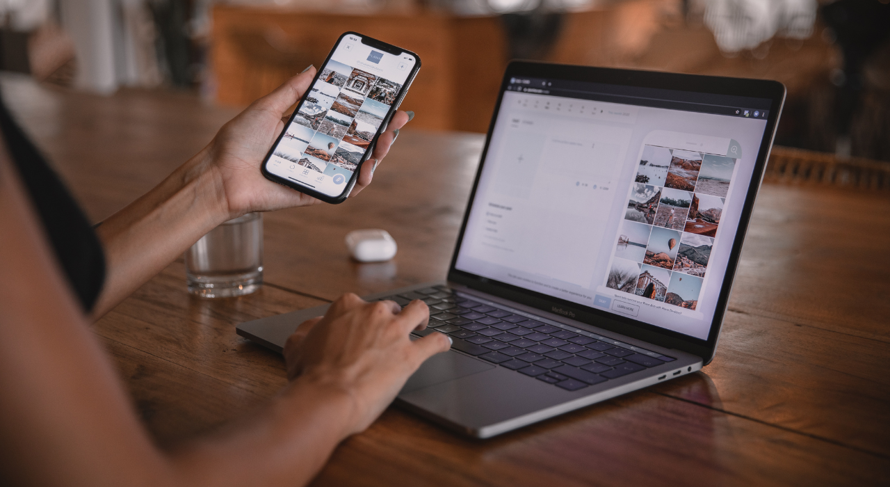 Influencer mempersiapkan konten promosi untuk campaign endorse dengan rate card yang jelas