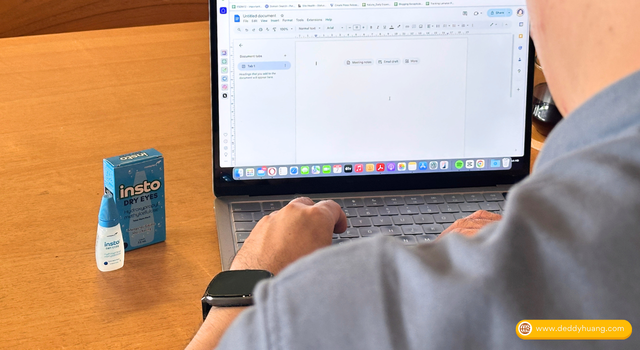 Menggunakan Insto Dry Eyes saat bekerja di depan laptop agar mata tetap nyaman.