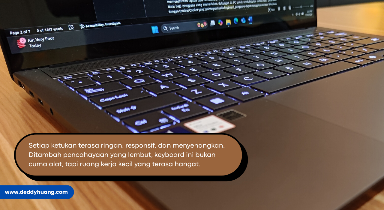 Zenbook digunakan untuk menulis, mendesain, dan membuat konten visual dalam suasana yang tenang.