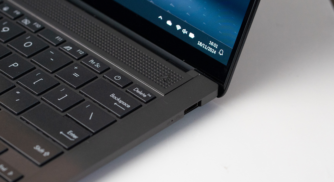 Momen mengajar dan belajar desain bersama teman tuli menggunakan teknologi ASUS.
