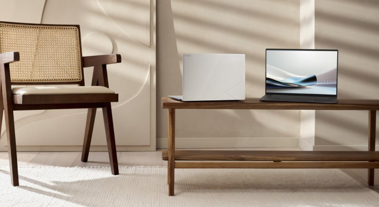 ASUS Zenbook S14 OLED tampil minimalis dengan warna putih bersih, dipotret dalam suasana ruang yang hangat dan tenang.