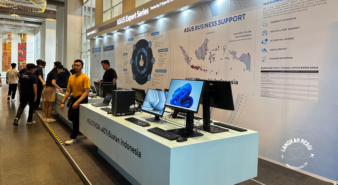 Uji port durability ASUS ExpertBook P Series dengan beban kettlebell di acara Palembang.