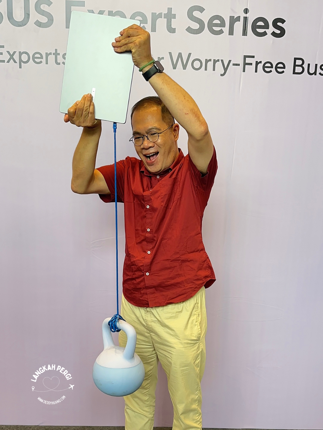Demonstrasi ASUS ExpertBook P Series tahan tumpahan air di keyboard pada booth event Palembang.