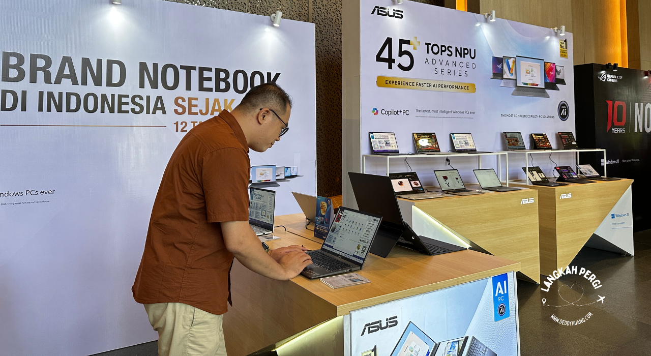 Pengunjung Mencoba Laptop ASUS AI
